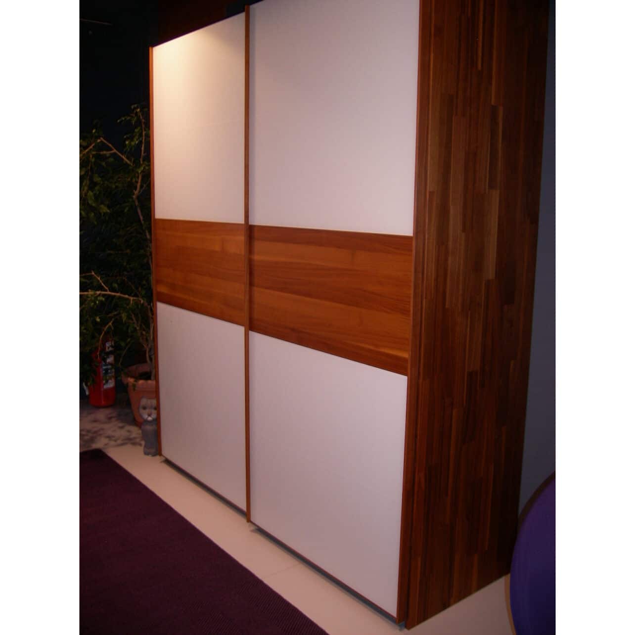 Kleiderschrank TEAM7 Schiebetueren Nussbaum Glas weiss matt