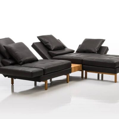 Amber_Kombi-Sofa_bruehl_Leder_Holzkufen_Relax-Funktion-Klapprücken-und Armlehnen-Wohnwiese